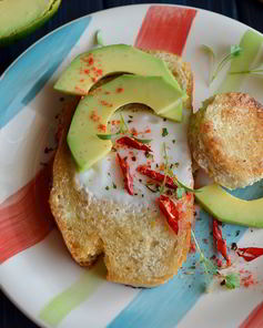 Тост с яйцом и авокадо