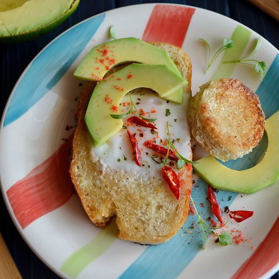 Рецепт тоста с яйцом и авокадо