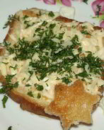 Тост с яйцом, сыром и зеленью