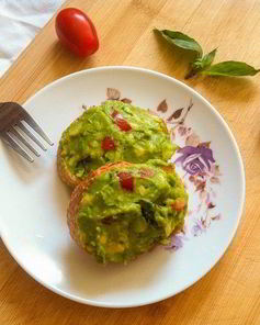 Тосты с авокадо и помидором