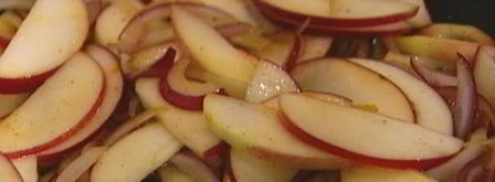 тосты с беконом, карамелизированными яблоками и луком. Шаг 5