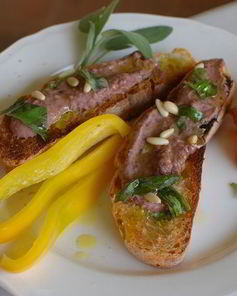 Тосты с фасолевым дипом и соусом песто