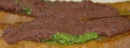 тосты с фасолевым дипом и соусом песто. Шаг 10