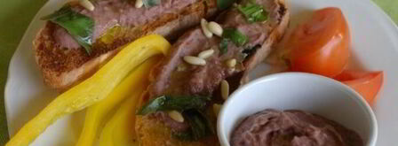 тосты с фасолевым дипом и соусом песто. Шаг 11