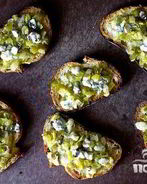 Тосты с голубым сыром и луком