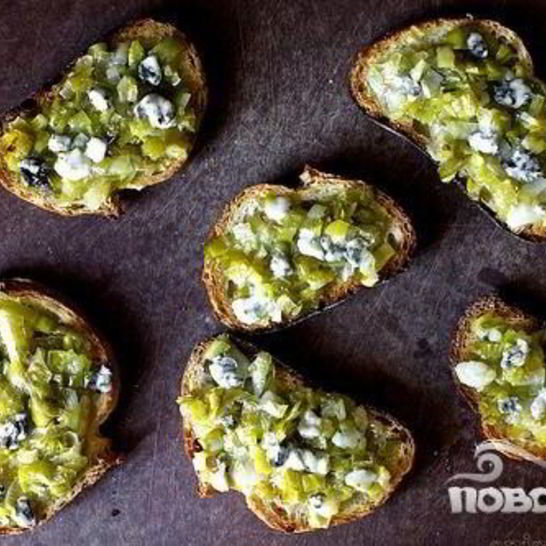 Рецепт тостов с голубым сыром и луком