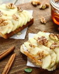 Тосты с грушей и медом