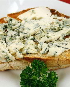 Тосты с пармезаном, голубым сыром и зеленым луком