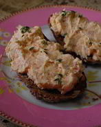 Тосты с патэ из копченой форели