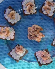 Тосты с сыром и шампиньонами