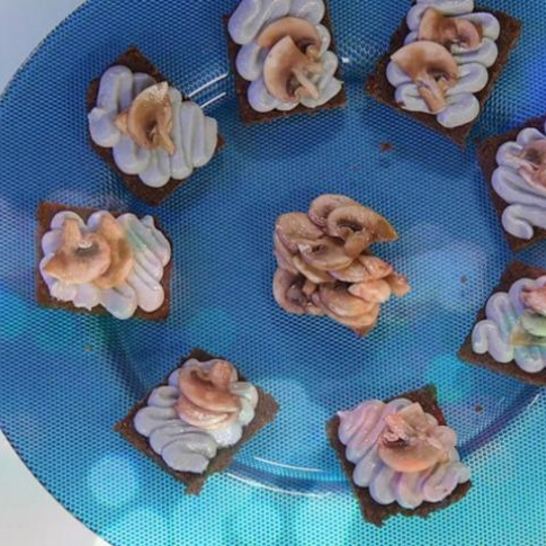 Рецепт тостов с сыром и шампиньонами