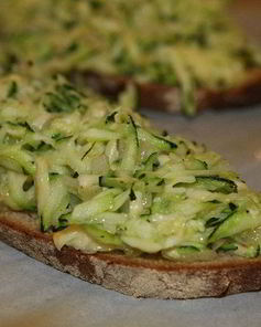 Тосты с цукини, сыром и луком