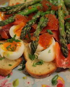 Тосты с яйцами, спаржей, копченой семгой и красной икрой