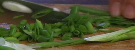 тосты с яйцами, спаржей, копченой семгой и красной икрой. Шаг 7