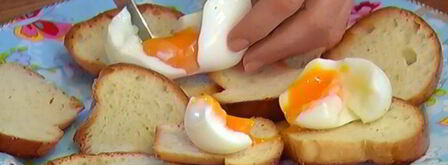 тосты с яйцами, спаржей, копченой семгой и красной икрой. Шаг 9