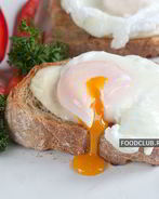 Тосты с яйцом-пашот и моцареллой