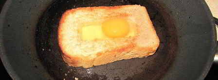 глазунья в хлебе. Шаг 4