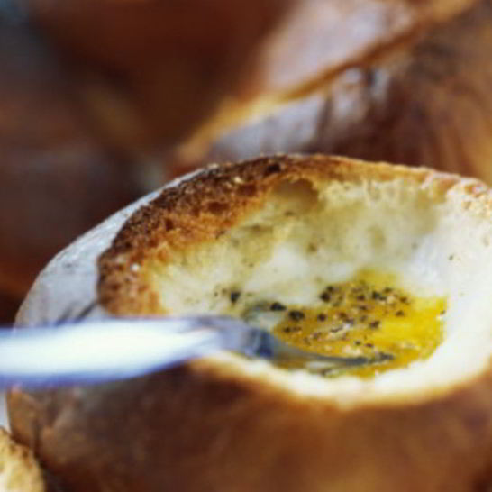 Рецепт оригинальной яичницы на завтрак, запеченная в булочке