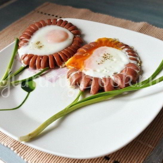 Рецепт весенней яичницы с сосисками