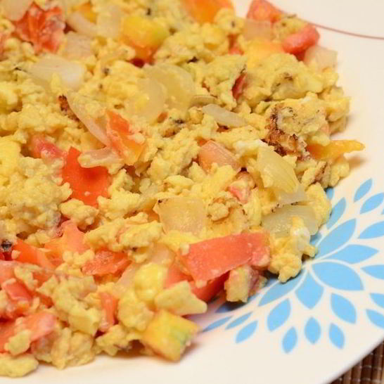 Рецепт яичницы-болтуньи с помидорами