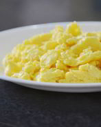 Яичница-болтунья с сыром