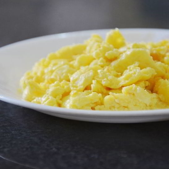 Рецепт яичницы-болтуньи с сыром