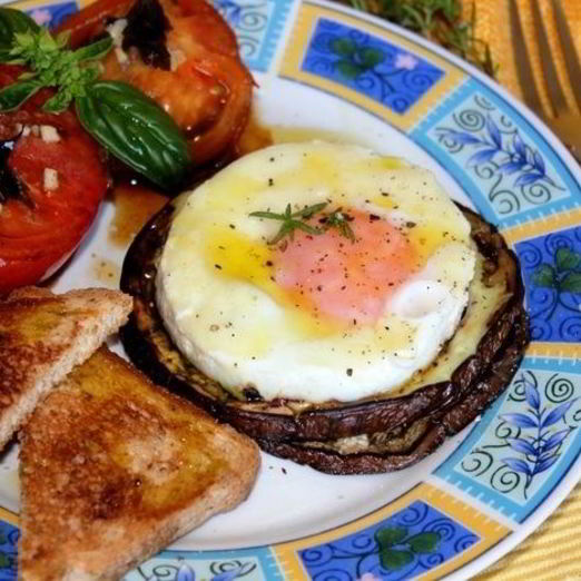 Яичница-глазунья на баклажанах