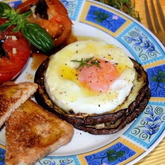 Рецепт яичницы-глазуньи на баклажанах