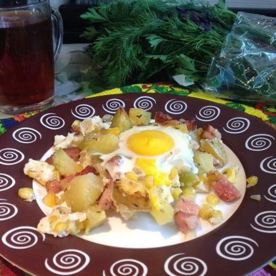 Рецепт яичницы и запеченный картофель с беконом и ароматными травами