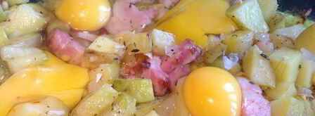 яичница и запеченный картофель с беконом и ароматными травами. Шаг 7