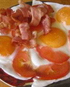 Яичница с беконом и помидорами