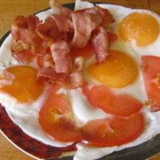 Рецепт яичницы с беконом и помидорами