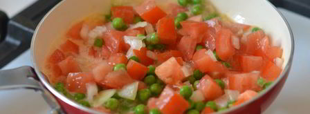 яичница с помидорами и зеленым горошком. Шаг 6