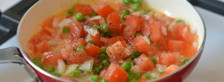 яичница с помидорами и зеленым горошком. Шаг 7