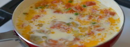 яичница с помидорами и зеленым горошком. Шаг 8