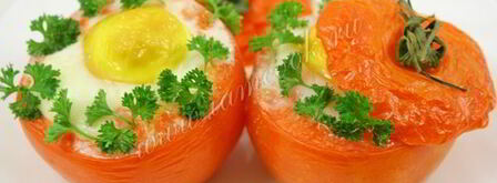 яичница с ветчиной и грибами запеченная в помидорах. Шаг 12