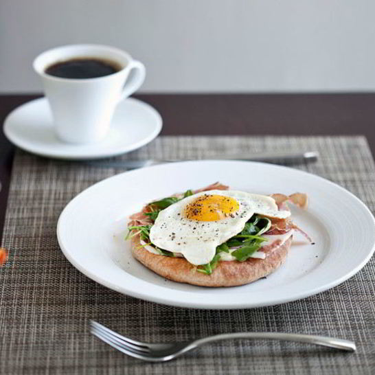 Рецепт яичницы с ветчиной и зеленым горошком в микроволновке