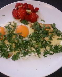 Яичница с жареным сыром сулугуни