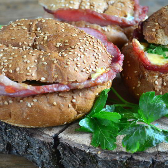 Рецепт яичницы в булочке с ветчиной