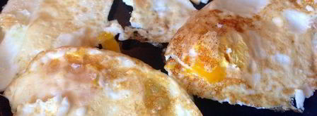 яичница в свежеиспеченной булочке с кунжутом. Шаг 8