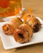 Закуска из фиников и бекона