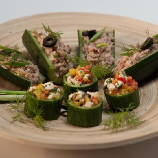 Рецепт закуски из огурцов с фетой и болгарским перцем