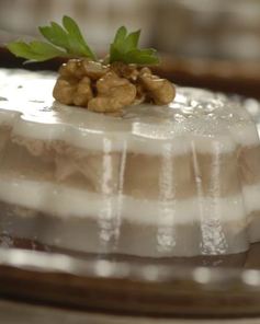 Заливное из курицы с грецкими орехами