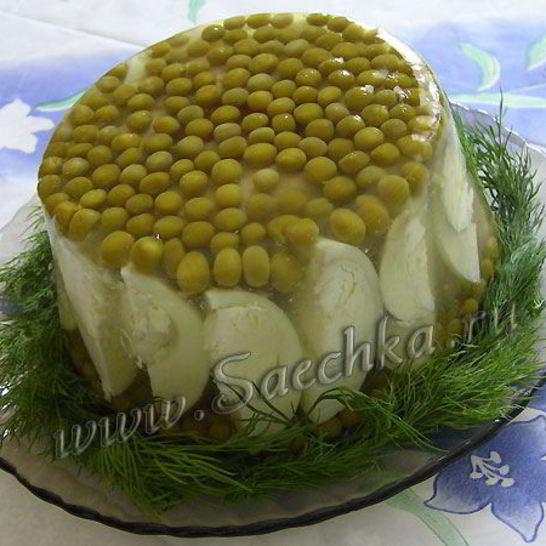 Рецепт заливного с курицей, яйцами и горошком