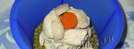 заливное с курицей, яйцами и горошком. Шаг 9