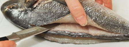 дорадо, фаршированная жюльеном из морепродуктов. Шаг 4