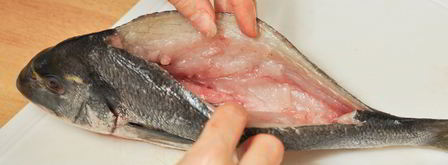 дорадо, фаршированная жюльеном из морепродуктов. Шаг 6